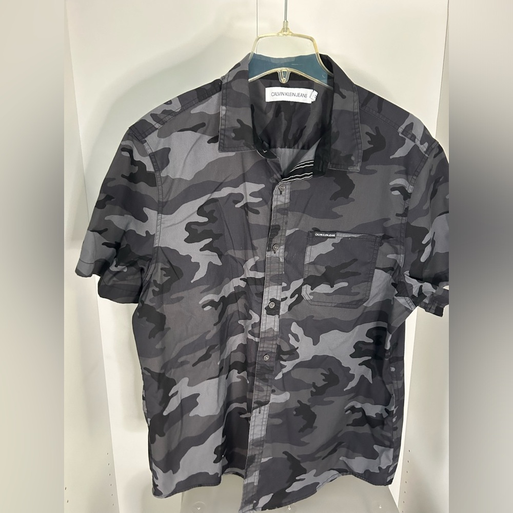 Men’s Calvin Klein button up short sleeve camouflage shirt size XL